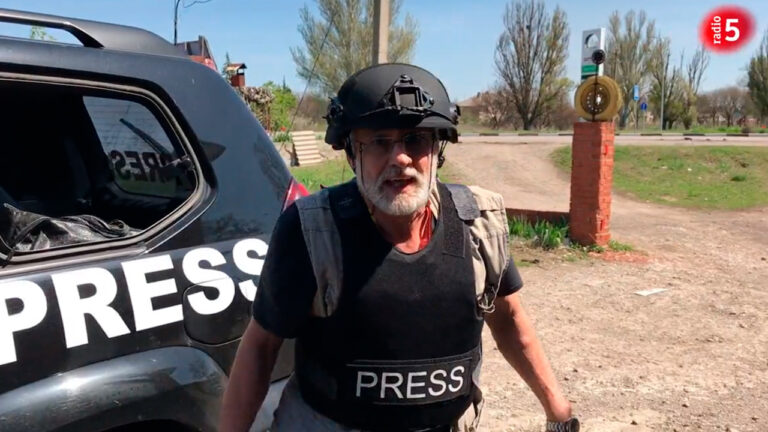 Fran Sevilla, enviado de RNE a Ucrania, sale ileso tras el impacto de un proyectil ruso en su vehículo