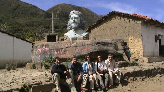Bosch y el equipo de Informe Semanal en La Higuera (Bolivia) para un capítulo sobre el Che, 2003. (Cedida)