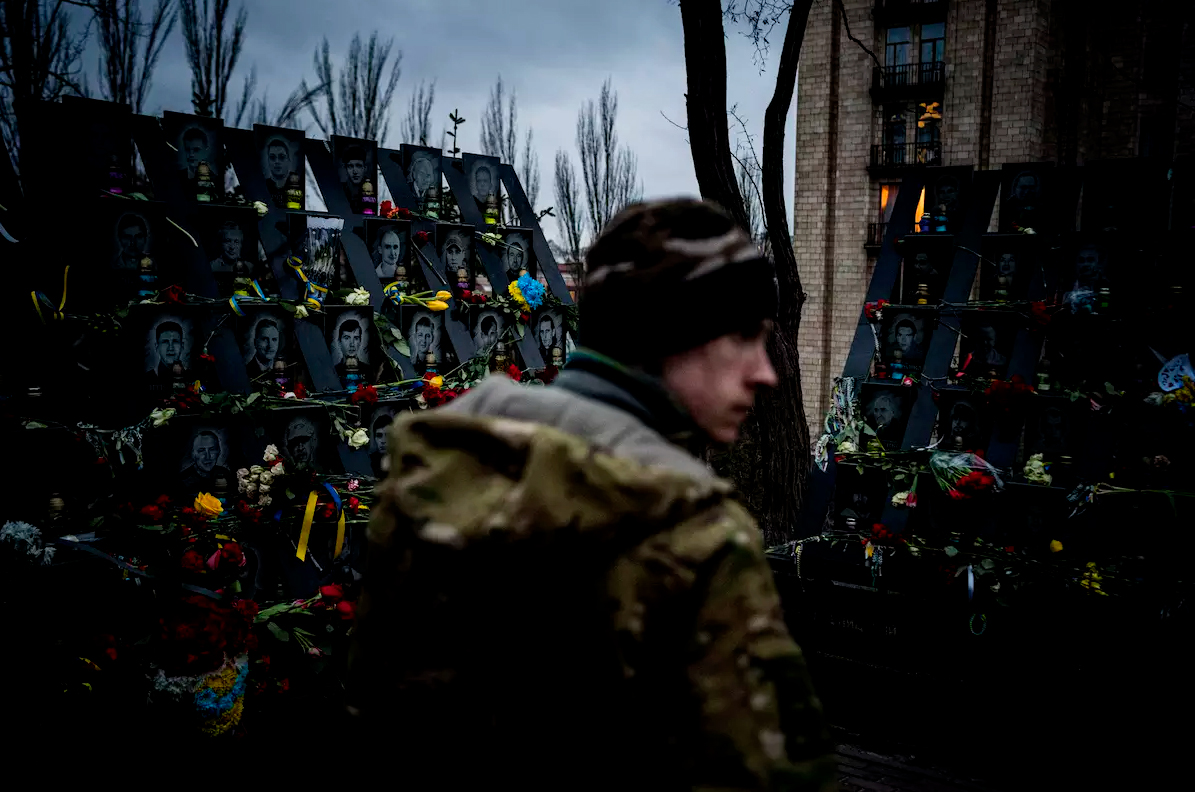 Un soldado frente al memorial que rinde homenaje a los manifestantes asesinados durante la movilización antigubernamental de 2014, en Kiev el 20 de febrero. — Dimitar Dilkoff / AFP