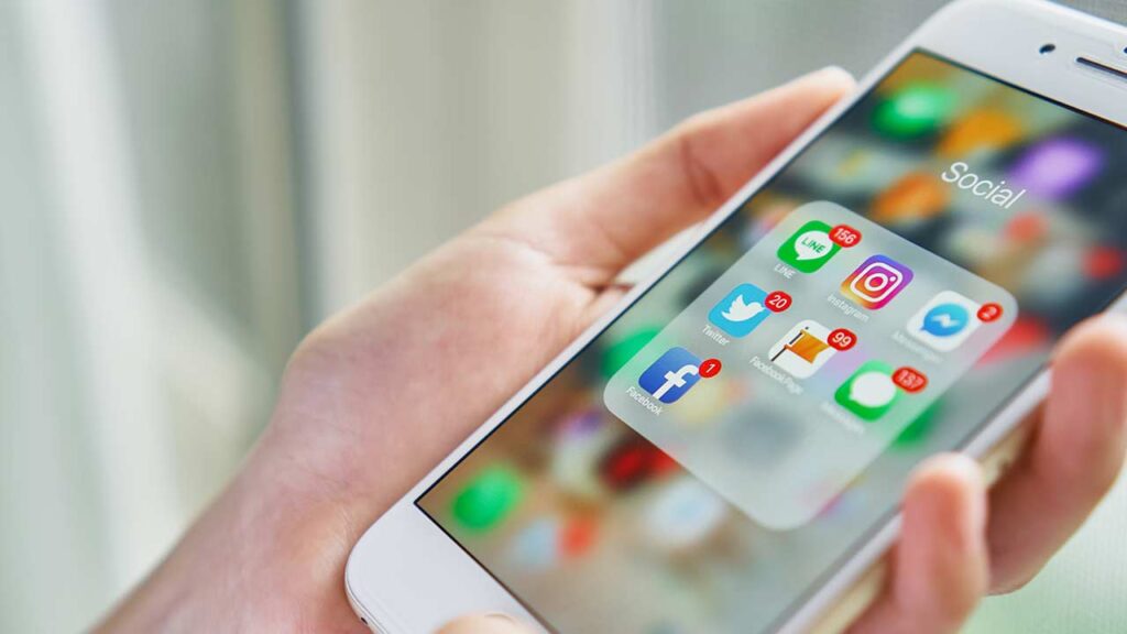 Iconos de las aplicaciones de Instagram, Facebook y Twitter en un móvil
