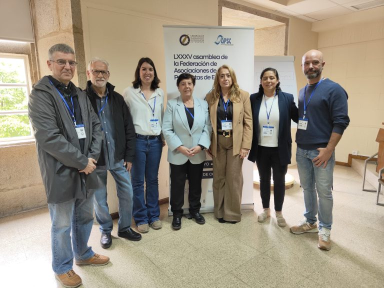 Representantes de la Asociación de Periodistas de Albacete, junto a a la nueva presidenta de la FAPE, Carmen del Riego; la nueva presidenta de la Federación Internacional de Periodistas, Zuliana Lainez; y compañeras de las Asociaciones de Periodistas de Ciudad Real y Guadalajara, en la Asamblea de la FAPE celebrada este fin de semana en Santiago de Compostela