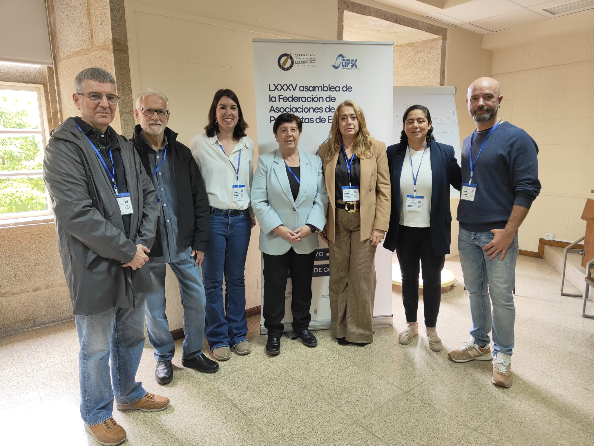 Representantes de la Asociación de Periodistas de Albacete, junto a a la nueva presidenta de la FAPE, Carmen del Riego; la nueva presidenta de la Federación Internacional de Periodistas, Zuliana Lainez; y compañeras de las Asociaciones de Periodistas de Ciudad Real y Guadalajara, en la Asamblea de la FAPE celebrada este fin de semana en Santiago de Compostela
