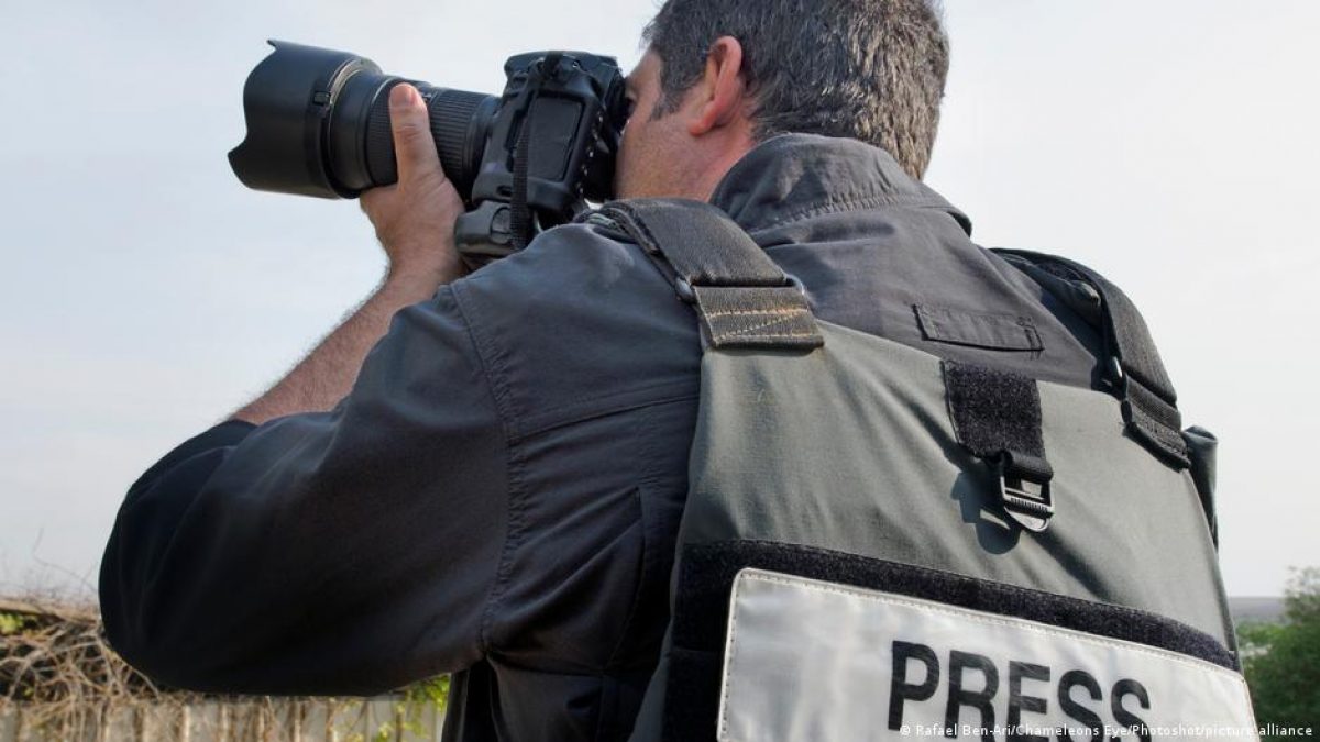 ¿Cómo se protege a los periodistas en las zonas de conflicto?